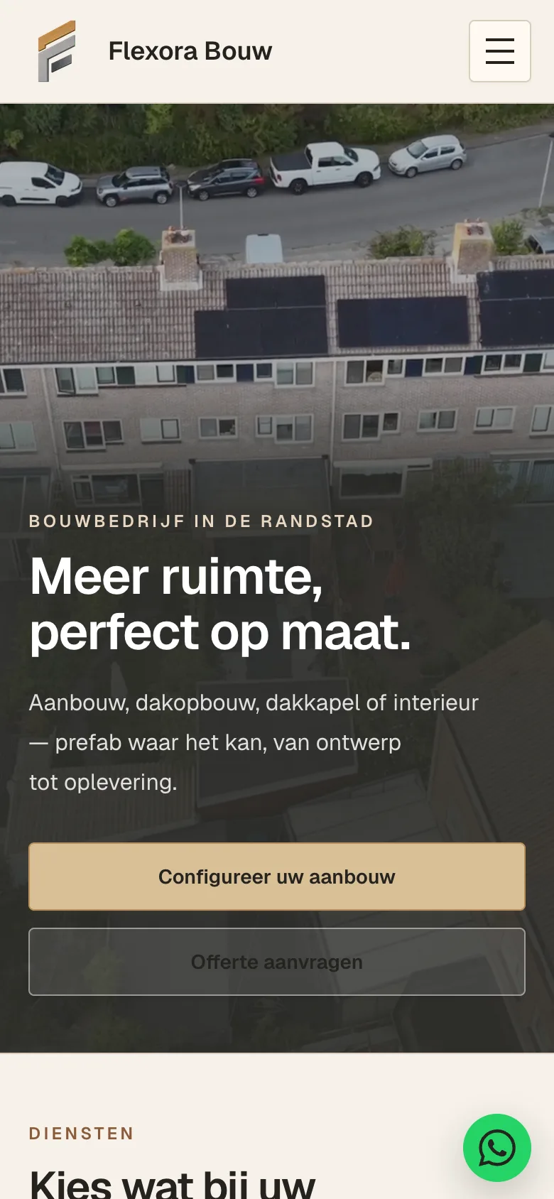 De homepage van Flexora Bouw op een telefoon, met de knop naar de aanbouwconfigurator